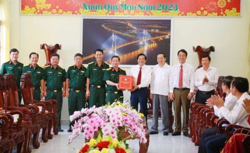 Vĩnh Long: Ban Thường vụ Tỉnh ủy chúc Tết và làm việc với lực lượng vũ trang