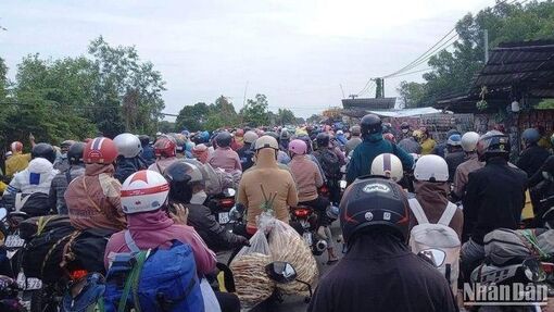 Cửa ngõ Long An ùn tắc giao thông kéo dài