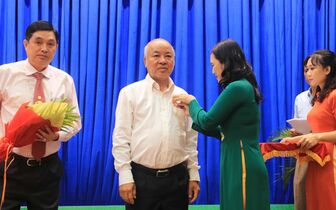 Thành ủy Long Xuyên kỷ niệm 93 năm Ngày thành lập Đảng Cộng sản Việt Nam, trao Huy hiệu Đảng đợt 3-2 và công bố các quyết định khen thưởng năm 2022