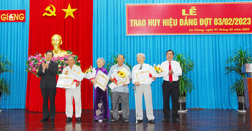 Ban Thường vụ Tỉnh ủy An Giang trao Huy hiệu Đảng đợt 3/2/2023