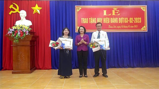 Ban Thường vụ Huyện ủy Thoại Sơn trao Huy hiệu Đảng đợt 3/2
