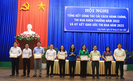 UBND TP. Long Xuyên tổng kết công tác cải cách hành chính, thi đua khen thưởng và ký kết giao ước thi đua năm 2023