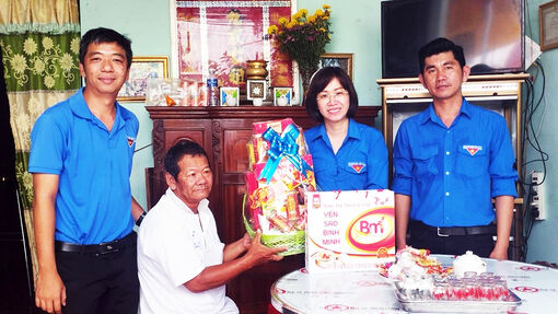 Huyện đoàn Phú Tân tặng quà gia đình chính sách nhân kỷ niệm 93 năm Ngày thành lập Đảng Cộng sản Việt Nam 3/2