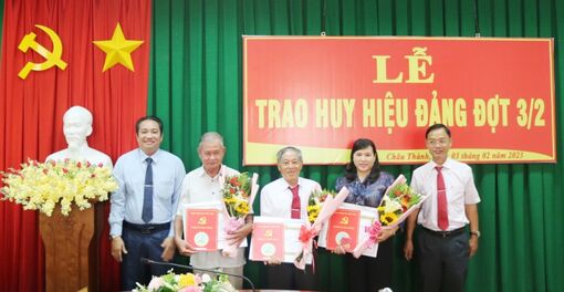 Ban Thường vụ Huyện ủy Châu Thành trao Huy hiệu Đảng đợt 3/2