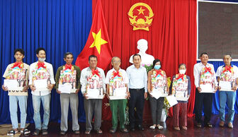 Sở Lao động, Thương binh và Xã hội An Giang tặng quà cho các gia đình chính sách ở TP. Châu Đốc