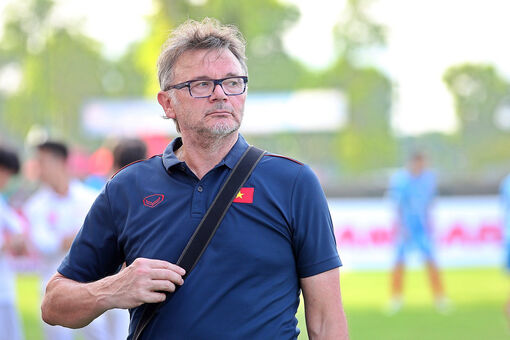 HLV Philippe Troussier tiến sát 'ghế nóng' dẫn dắt tuyển Việt Nam