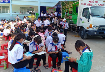 Thư viện lưu động tỉnh An Giang phục vụ nhu cầu đọc sách học sinh Trường THCS Phú Thạnh