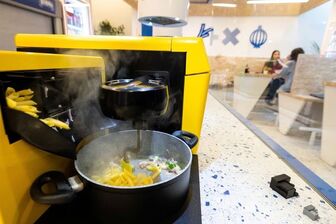 Đầu bếp robot nấu ăn theo thực đơn tại nhà hàng Croatia
