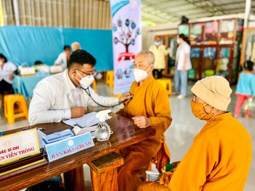 Khám, chữa bệnh, phát thuốc miễn phí cho các tăng ni và người dân khu vực núi Cấm