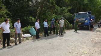 Tiếp tục tiêu hủy 52 con heo vận chuyển về từ Campuchia về Tri Tôn