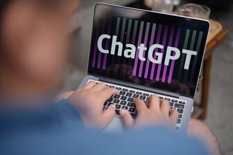 ChatGPT sẽ trở thành đối thủ hay trợ thủ đắc lực của người lao động?