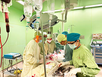 Bệnh viện Đa khoa Trung tâm An Giang cứu sống bệnh nhân bị 4 mảnh kiếng cắt vào cổ