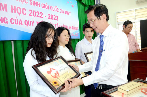 Họp mặt, động viên Đội tuyển dự thi học sinh giỏi quốc gia THPT