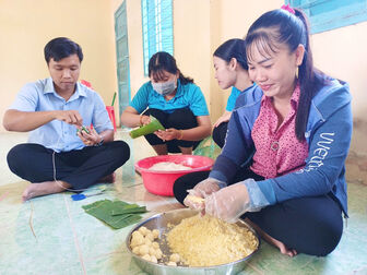 Gói bánh tặng đại biểu tham dự Lễ hội Văn hóa truyền thống huyện Châu Phú