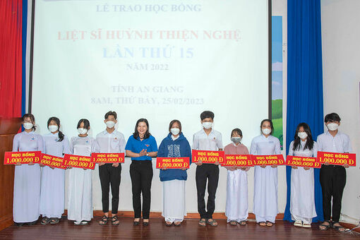 Trao học bổng liệt sỹ Huỳnh Thiện Nghệ lần thứ 15, năm học 2022- 2023