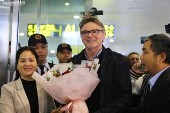 HLV Troussier đến Việt Nam ký hợp đồng
