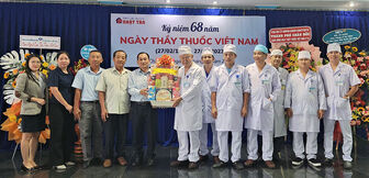 Lãnh đạo TP. Châu Đốc thăm và chúc mừng Ngày Thầy thuốc Việt Nam