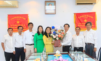 Thành ủy, HĐND, UBND, UBMTTQVN TP. Long Xuyên thăm, chúc mừng Ngày Thầy thuốc Việt Nam