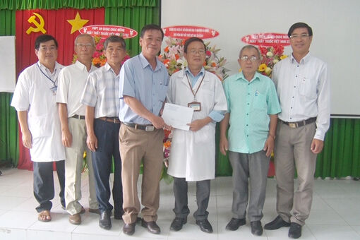 Lãnh đạo huyện Tri Tôn chúc mừng Ngày Thầy thuốc Việt Nam 27/2