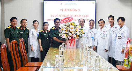 Bộ Chỉ huy Quân sự tỉnh An Giang thăm, chúc mừng Ngày Thầy thuốc Việt Nam