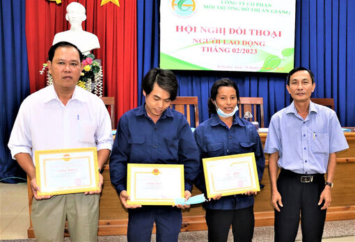 Công ty Cổ phần Môi trường đô thị An Giang khen thưởng đột xuất nhiều công nhân không tham của rơi