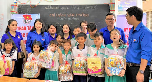 Tuổi trẻ Văn phòng Tỉnh ủy An Giang chia sẻ yêu thương ở lớp học tình thương