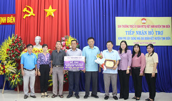 Giám đốc Công ty TNHH Đầu tư Xây dựng thương mại Tấn Thắng Trần Đông Xuân hỗ trợ 950 triệu đồng huyện Tịnh Biên