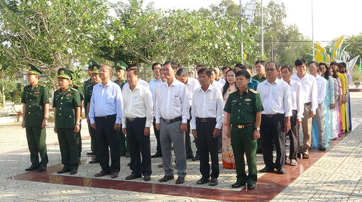 Chủ tịch UBMTTQVN tỉnh An Giang Nguyễn Tiếc Hùng dự “Ngày hội biên phòng toàn dân” tại xã biên giới Lạc Quới