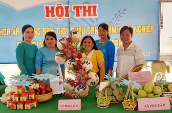 Phụ nữ huyện Phú Tân thi cắm hoa và trưng bày sản phẩm khởi nghiệp