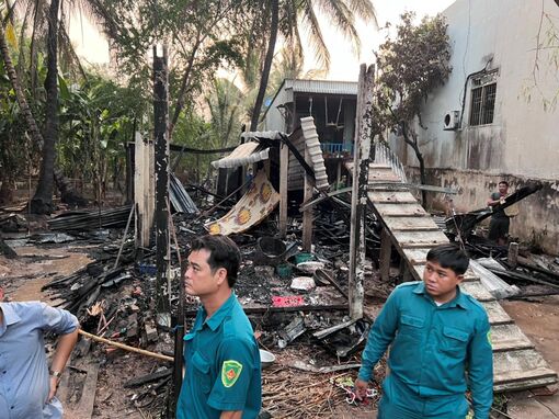 Cháy 2 căn nhà ở thị trấn An Phú, làm 1 người tử vong