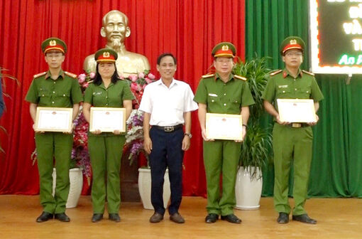 Khen thưởng đột xuất thành tích khám phá nhanh vụ vận chuyển trái phép chất ma túy ở An Phú