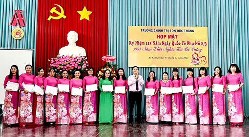 Trường Chính trị Tôn Đức Thắng họp mặt Ngày Quốc tế Phụ nữ 8/3