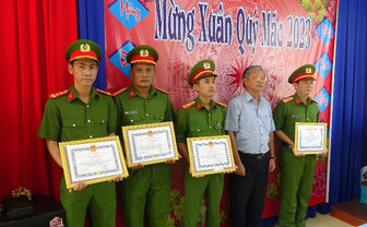 Bắt đối tượng lắp ráp vũ khí, Công an huyện Tri Tôn được khen thưởng đột xuất