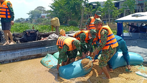 An Giang kịp thời cứu nạn ghe chở lúa bị chìm