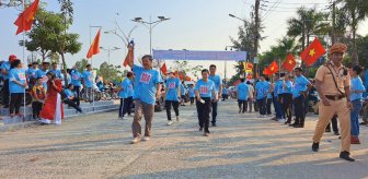 Hơn 1.000 người tham gia đi bộ chào mừng Lễ hội Văn hóa truyền thống huyện Châu Phú