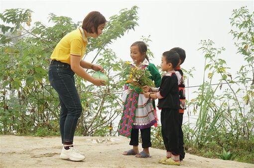 Bộ trưởng trả lời về việc thừa giáo viên miền xuôi, thiếu giáo viên miền núi