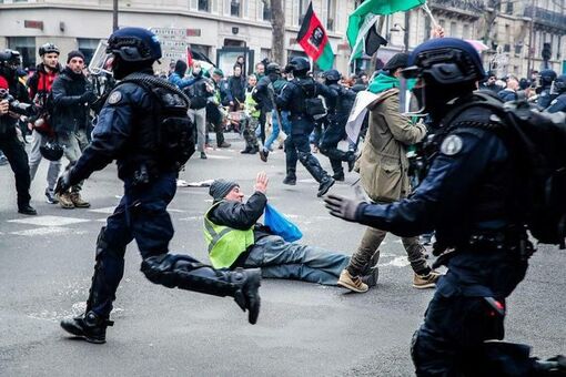 Pháp ngày càng "nóng" vì cải cách lương hưu của Tổng thống Macron