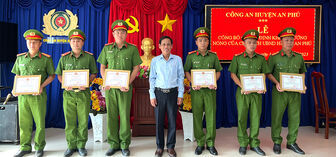 Khen thưởng đột xuất thành tích khám phá nhanh vụ trộm cắp tài sản ở huyện An Phú