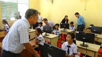 Tài trợ thiết bị dạy học cho trường có đông học sinh dân tộc thiểu số Khmer huyện Tri Tôn