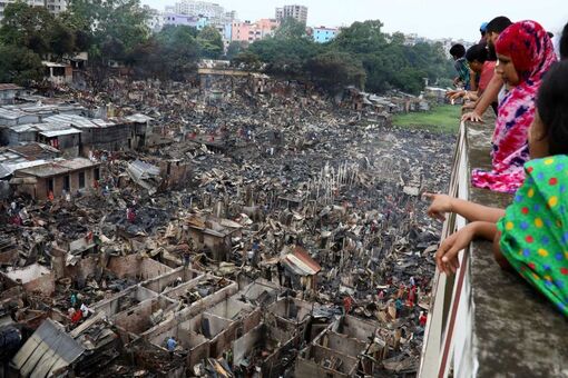 Cháy tại khu ổ chuột lớn ở Bangladesh, ít nhất 100 nhà tạm bị thiêu rụi