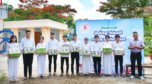 Siêu thị Tứ Sơn đồng hành cùng giáo dục, hỗ trợ học sinh có hoàn cảnh khó khăn