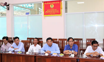 Huyện ủy, UBND huyện An Phú đến thăm, trao đổi với Công ty Cổ phần Môi trường đô thị An Giang