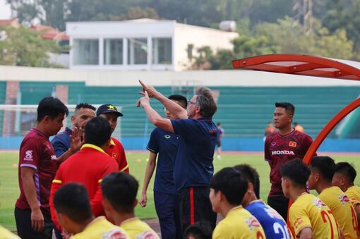 HLV Philippe Troussier bất ngờ bổ sung lực lượng cho đội tuyển U23 Việt Nam