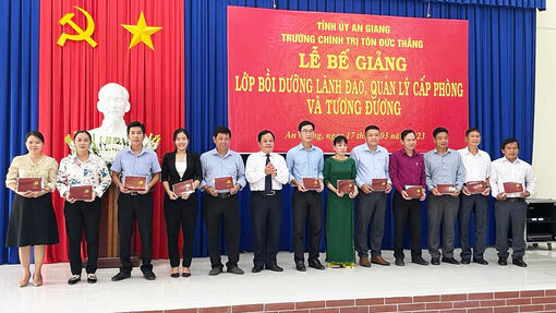 Trường Chính trị Tôn Đức Thắng bế giảng lớp bồi dưỡng lãnh đạo, quản lý cấp phòng và tương đương năm 2022
