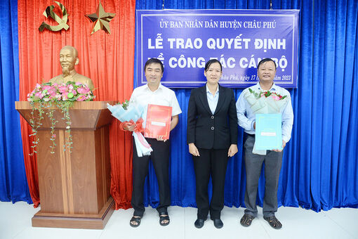 UBND huyện Châu Phú trao quyết định cán bộ