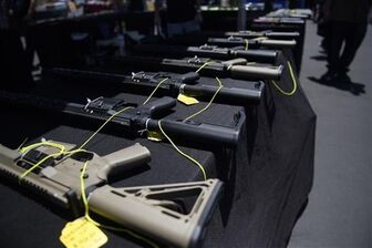 Chính phủ Mỹ thắt chặt kiểm soát súng đạn