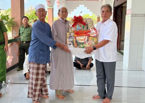 Phó Bí thư Thường trực  Huyện ủy An Phú thăm các thánh đường Hồi giáo, nhân Tháng Ramadan