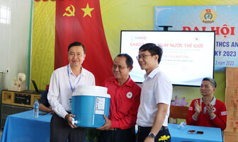 Trung ương Hội Chữ thập đỏ Việt Nam trao 200 bình lọc nước cho Trường THCS An Châu