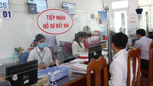 Chủ tịch UBND tỉnh An Giang yêu cầu thực hiện nghiêm bãi bỏ yêu cầu nộp, xuất trình sổ hộ khẩu khi thực hiện thủ tục hành chính