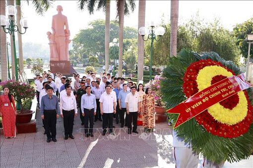 Chủ tịch Quốc hội dâng hương, dâng hoa tưởng niệm Chủ tịch Hồ Chí Minh